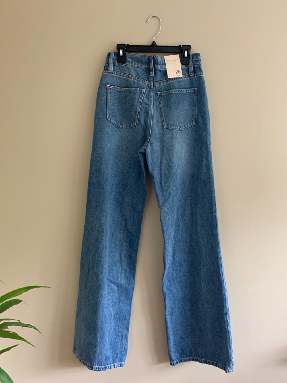 ALICE+OLIVIA Weezy High-Rise Wide Leg Jeans in Avery Blue - Picture 8 of 12